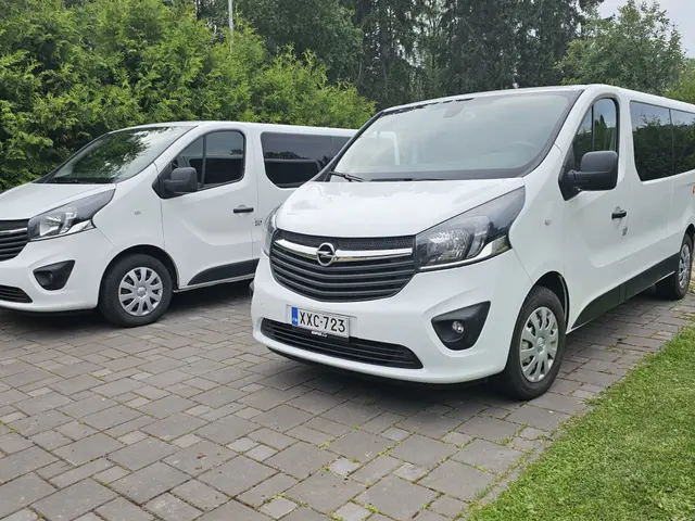 Minibussi Opel Vivaro 1+8 vm. 2019 tai vastaava kuva 2