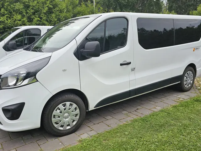 Minibussi Opel Vivaro 1+8 vm. 2019 tai vastaava kuva 3