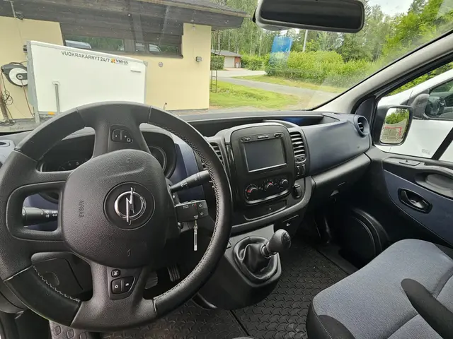 Minibussi Opel Vivaro 1+8 vm. 2019 tai vastaava kuva 4