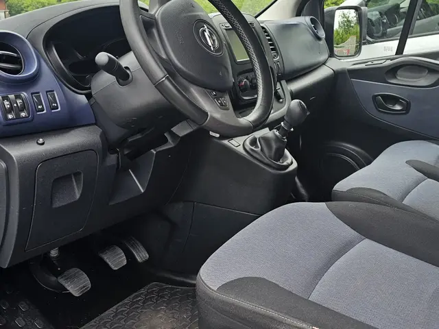 Minibussi Opel Vivaro 1+8 vm. 2019 tai vastaava kuva 5