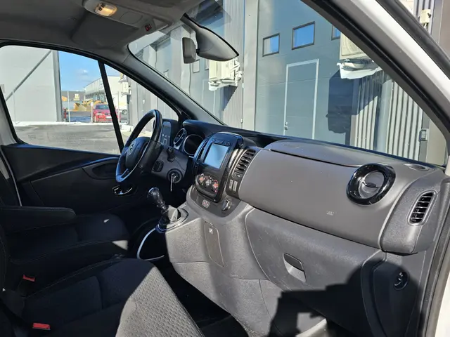 Minibussi Opel Vivaro 1+8 vm.2018 tai vastaava kuva 3